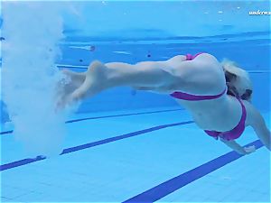 scorching Elena flashes what she can do under water